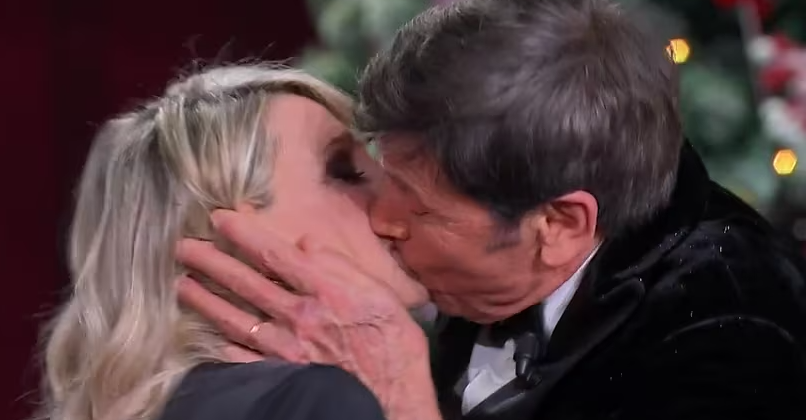 Gianni Morandi Spiazza Tutti con un Bacio in Diretta: Il Momento Iconico a “La Cena di Natale”