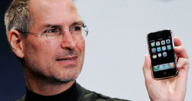 Steve Jobs presenta il primo iPhone