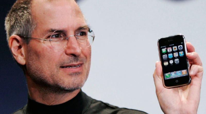 Steve Jobs presenta il primo iPhone